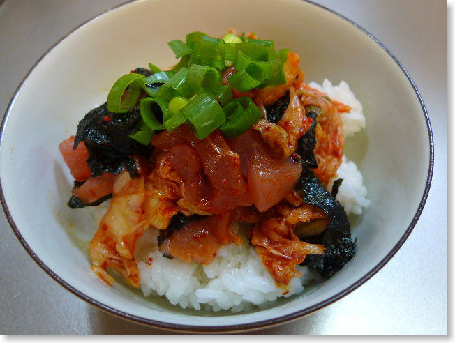 まぐろとキムチ丼