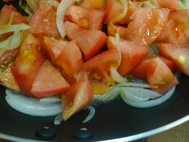 トマトと玉ねぎ炒める