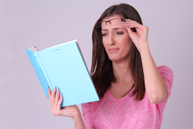 老眼の外人女性